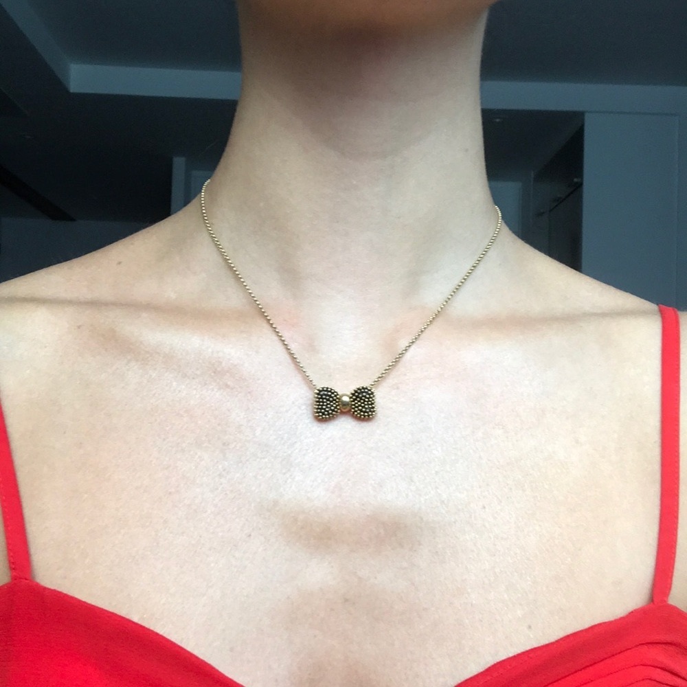 Gold bow necklace
